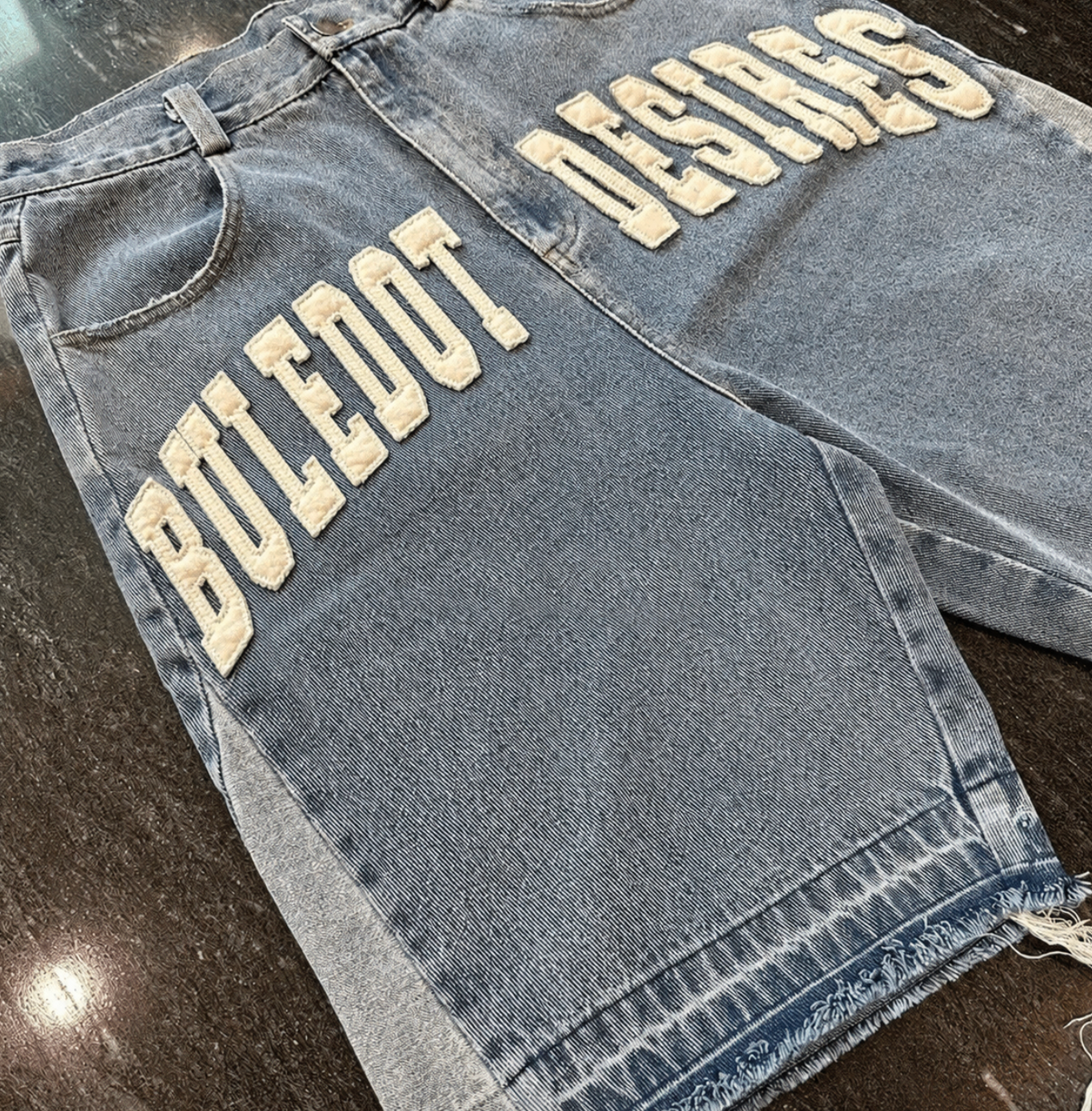 Men’s Baggy Denim Jorts – High-Waist Light-Wash Jean Shorts with Embroidered Letter & Raw Hem